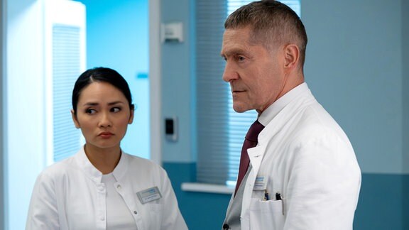 Dr. Kaminski (Udo Schenk) will von Dr. Lilly Phan (Mai Duong Kieu) etwas mehr über die junge Frau erfahren, die ihn seit Tagen verfolgt und nun nach einem Sturz in der Sachsenklinik liegt.