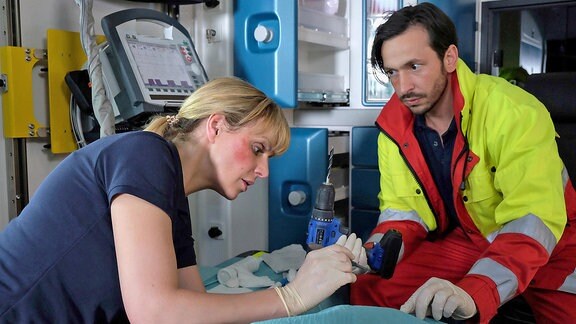 Dr. Lea Peters (Anja Nejarri) und Rettungswagenfahrer Falk Michelsen (Arnel Taci)