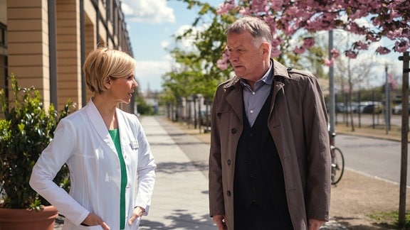 Roland Heilmann und Kathrin Globisch stehen gemeinsam vor der Klinik.