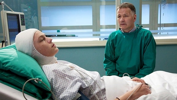 Dr. Roland Heilmann (Thomas Rühmann, re.) versucht seinem Patienten Robin Seiler (Dennis Mojen, li.) klar zu machen, dass er seinem Vater viel bedeutet. Roland selbst weiß, wie es sich anfühlt ein Kind zu verlieren.