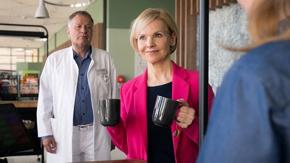 Dr. Roland Heilmann (Thomas Rühmann) schaut Dr. Kathrin Globisch (Andrea Kathrin Loewig) an.