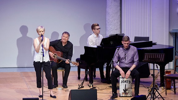 Andrea Kathrin Loewig auf der Bühne, Thomas Rühmann an der Gitarre