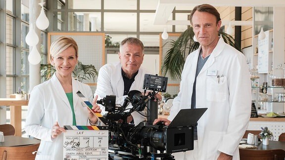 Andrea Kathrin Loewig, Thomas Rühmann und Bernhard Bettermann mit Kamera und Film-Klappe