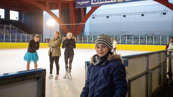 Kinderdarsteller auf der Eisbahn