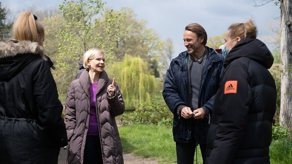 Andrea Kathrin Loewig und Bernhard Bettermann  bei Dreharbeiten im Park