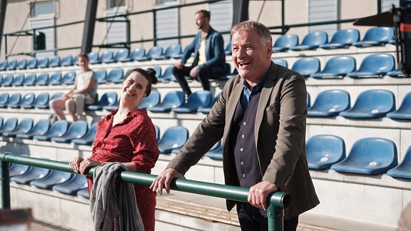 Ein Mann und eine Frau in einem Stadion