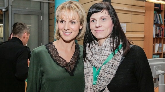 Schauspielerin Anja Nejarri mit einem weiblichen Fan bei der Premiere der Webserie.