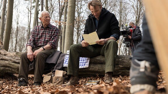 Rolf Becker und Bernhard Bettermann bei Dreharbeiten im Wald