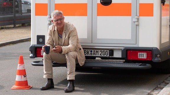 Regisseur Matthias Luther vor einem Krankenwagen