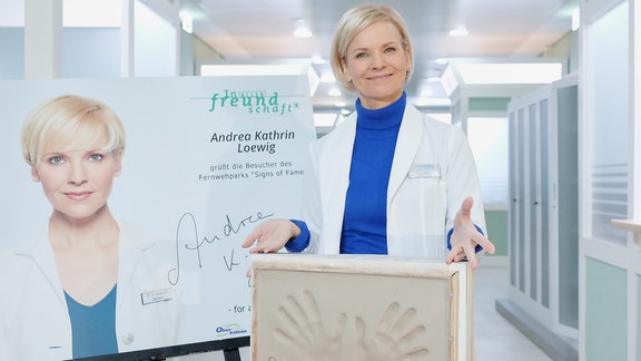 Andrea Kathrin Loewig  zeigt ihren Handabruck
