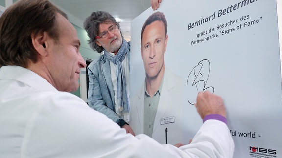 Bernhard Bettermann signiert sein Star-Schild