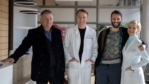 Thomas Rühmann, Bernhard Bettermann, Tim Bettermann und Andrea Kathrin Loewig bei den Dreharbeiten zu Folge 899.
