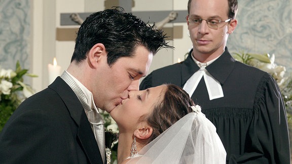 Philipp küsst Arzu bei ihrer Hochzeit.