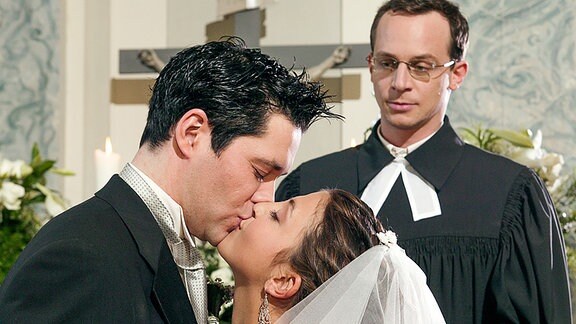 Philipp küsst Arzu bei ihrer Hochzeit.