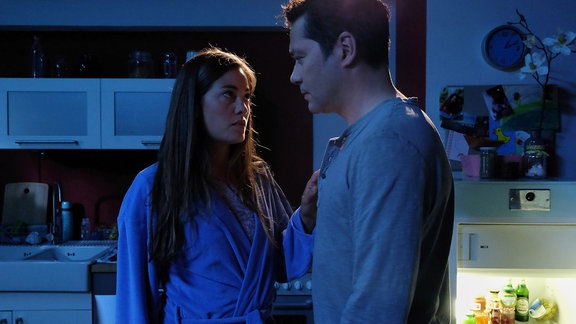 Als sich Franzi Wilde (Maja Lehrer) und Philipp Brentano (Thomas Koch) nachts zufällig in der Küche begegnen, kommt es zum Kuss.