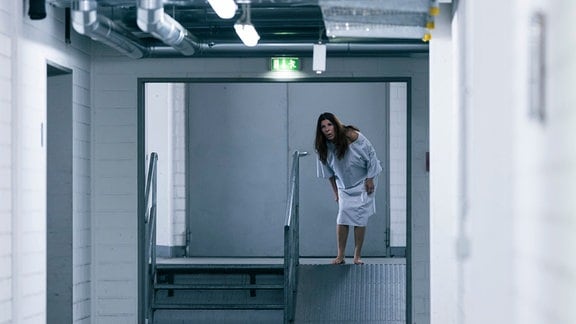 Vera Bader (Claudia Wenzel) irrt durch die Kellergänge der Sachsenklinik.