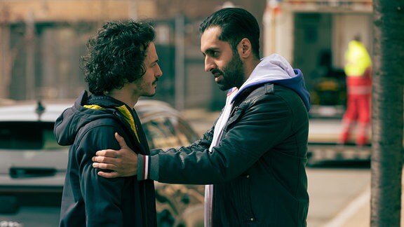 Cem Günez (Omar Akbar, re.) will seinen Bruder Ali (Ferdi ÃÖzten, li.) unterstützen, dass er endlich seinen Prothesen-Arm mit den Nerven ansteuern und wieder bewegen kann. Dafür macht er Druck bei den Ãrzten.