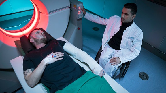 Serie: "In aller Freundschaft": Ein Patient wird in ein CT geschoben.