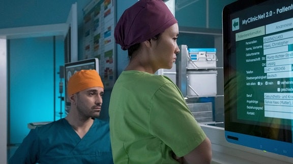 Serie: "In aller Freundschaft": Zwei Mediziner vor einem Monitor