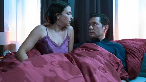 Serie: "In aller Freundschaft": Eine Frau und ein Mann im Bett