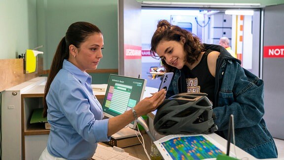 Arzu Bazman als Pflegedienstleiterin Arzu Ritter und Amira Demirkiran als Gina Veigel