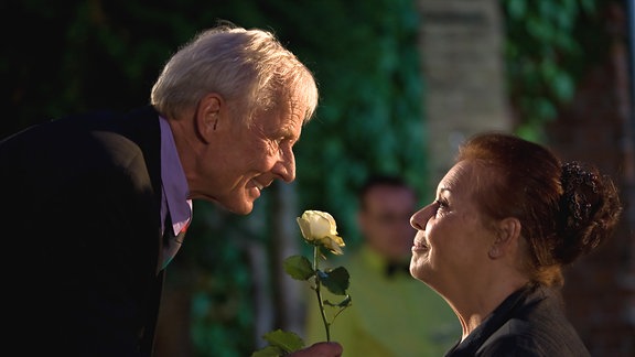 Zwei Darsteller*innen in einer Szene aus der Serie "In aller Freundschaft"