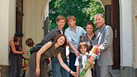 Gruppenfoto mit Darsteller*innen in einer Szene aus der Serie "In aller Freundschaft"