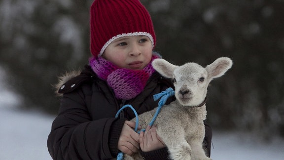 Kinderdarstellerin mit Lamm in einer Szene aus der Serie "In aller Freundschaft"