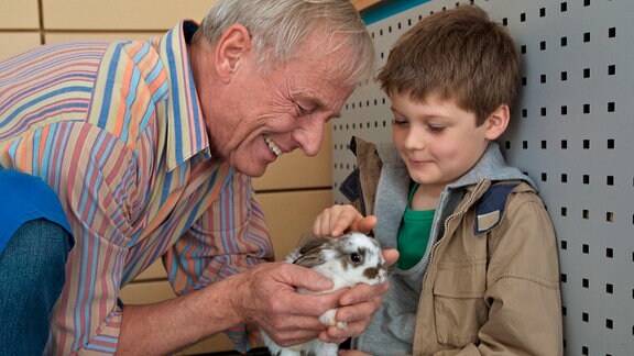 Zwei Darsteller*innen mit Kaninchen in einer Szene aus der Serie "In aller Freundschaft"