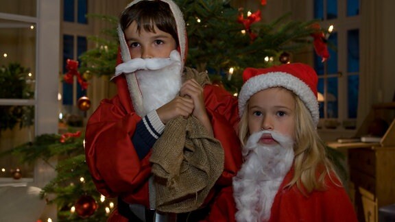 Zwei Kinderdarsteller*innen verkleidet als Weihnachtsmänner in einer Szene aus der Serie "In aller Freundschaft"