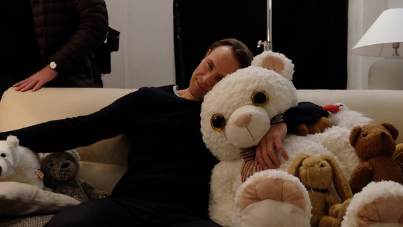 Darsteller mit Teddybär in einer Szene aus der Serie "In aller Freundschaft"