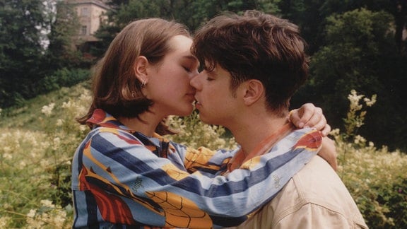 Zwei Darsteller*innen in einer Kuss-Szene aus der Serie "In aller Freundschaft"