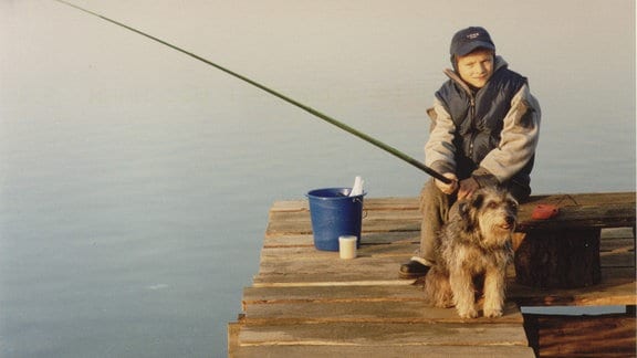 Darsteller mit Hund in einer Szene aus der Serie "In aller Freundschaft"