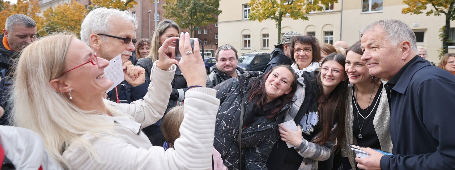 Fanfast IAF: Ein Fan fotografiert Fans mit ihrem Star.