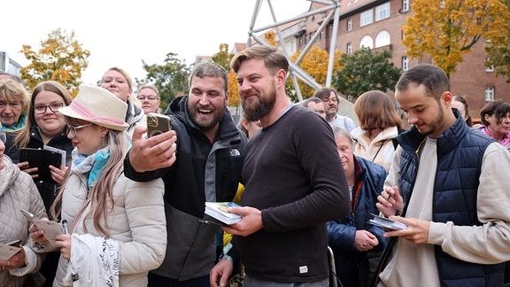 Seit der ersten Folge mit an Bord: Karsten Kühn alias Jakob Heilmann posiert mit Fans.