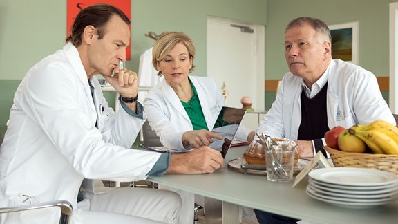 v.re.: Dr. Martin Stein (Bernhard Bettermann), Dr. kathrin Globisch (Andrea Kathrin Loewig), Dr. Roland Heilmann (Thomas Rühmann). 
