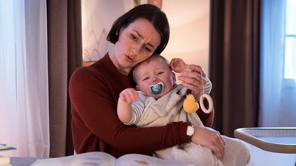 Seit Tagen schläft Maria Webers (Annett Renneberg) Sohn Emil schlecht und raubt somit auch ihr den Schlaf.