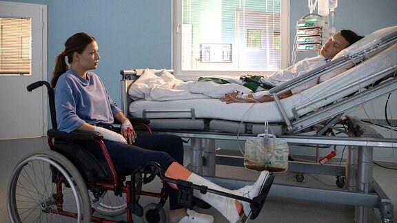 Hauke Friedrich (Oliver Konietzny) spricht im Krankenbett mit seiner Verlobten Nikki Schönau (Lena Meckel), 