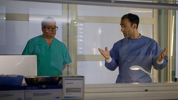 Rajat Agarwal (Patrick Khatami, re.), der Vater des kleinen Anil ist voller Sorge. Anil ist nierentransplantiert und es geht im immer schlechter. Sein behandelnder Arzt Hans-Peter Brenner (Michael Trischan, li.) versucht herauszufinden, was der Grund dafür ist.