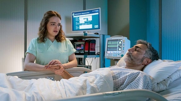 Jasmin Hatem (Leslie-Vanessa Lill) hofft, dass ihr Vater (Neil Malik Abdullah) nach seiner Not-OP wieder aufwacht.