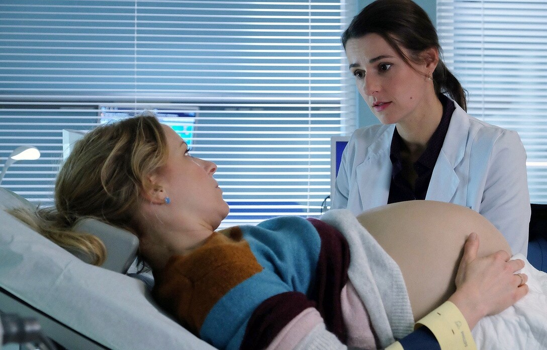 Lilly Holzer (Diana Staehly, li.) ist mit Drillingen schwanger.