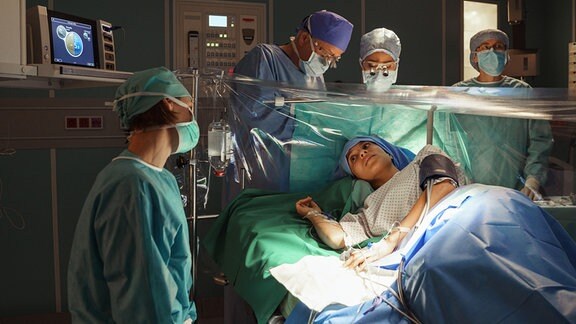 Operation:  Dr. Lilly Phan (Mai Duong Kieu, 2.v.re.) und Dr. Roland Heilmann (Thomas Rühmann, 2.v.li.) 