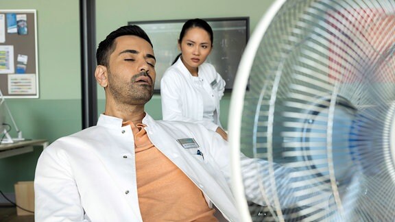 Dr. Ilay Demir (Tan Caglar) und Dr. Lilly Phan (Mai Duong Kieu).