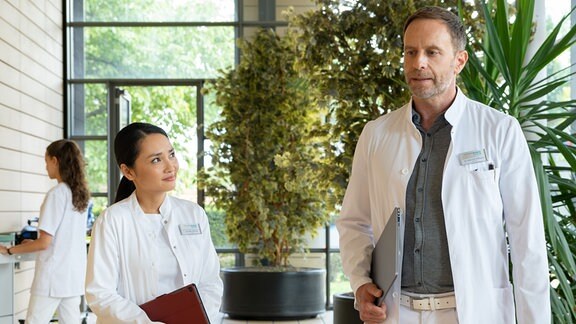 Dr. Lilly Phan (Mai Duong Kieu) bittet Dr. Kai Hoffmann (Julian Weigend) um Unterstützung. Er möge bitte noch einmal auf den Chefarzt Dr. Brentano einwirken, dass dieser seine Entscheidung überdenkt.