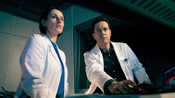 Dr. Maria Weber (Annett Renneberg) und Dr. Philipp Brentano (Thomas Koch) finden bei ihrem Patienten Finn Handke Auffälligkeiten an der Wirbelsäule.
