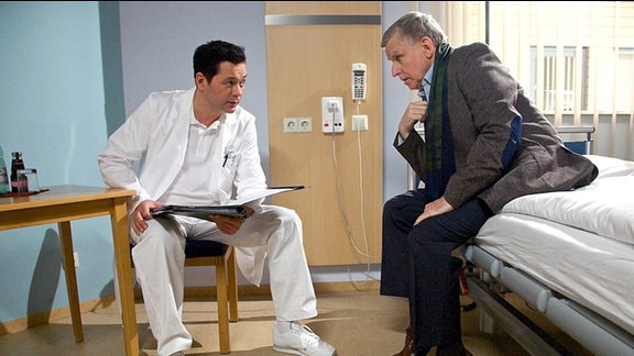 Kurt Niehaus (Ulrich Anschütz, re.) spricht unter vier Augen mit seinem behandelnden Arzt Dr. Philipp Brentano (Thomas Koch, li.).