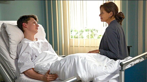 Gabriele Hagen (Angela Roy) am Krankenbett von Patrick Janisch (Tobias Diakow).