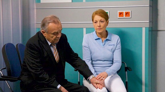 Während Roland operiert wird, wartet seine Frau Pia Heilmann (Hendrikje Fitz) gemeinsam mit Professor Simoni (Dieter Bellmann), der versucht, ihr Trost zu spenden.