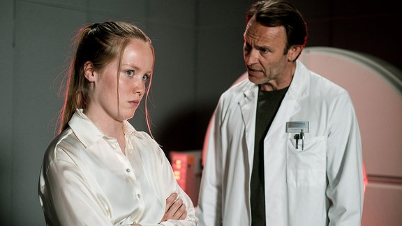 Dr. Martin Stein (Bernhard Bettermann) hat im Kopf von Resa Niebur (Emma Bahlmann) ein Aneurysma entdeckt. 