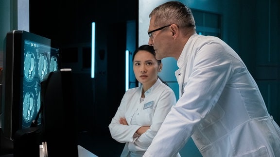 Dr. Lilly Phan (Mai Duong Kieu) bittet ihren Kollegen Dr. Kaminski (Udo Schenk) um Unterstützung bei einem Fall.